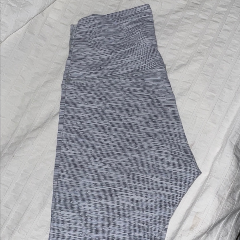Lululemon Wunder Under High-Rise Tight 28" 
Luon